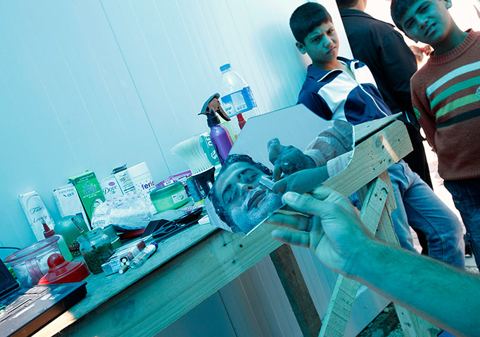 Barber: A barber in Syria