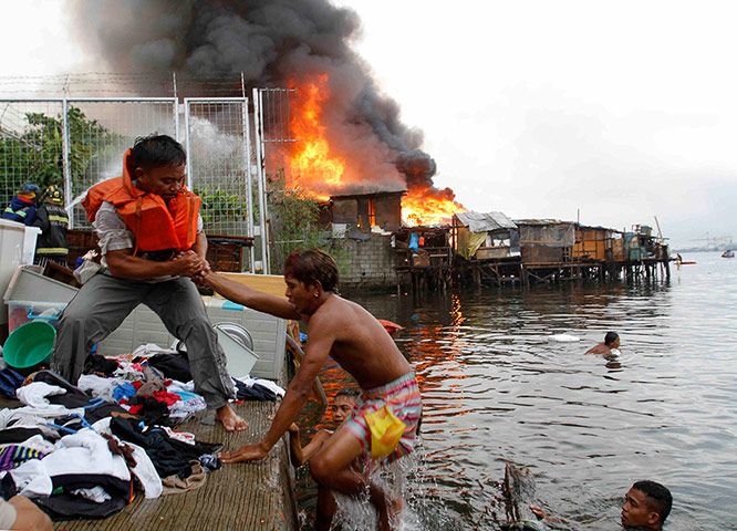 Manila: Residents escape with their belongings 