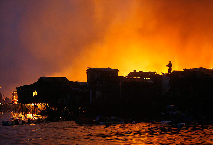 Manila: Residents escape through the Manila bay