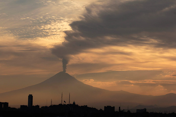 24 hours: Popocatepetl volcano spews a cloud of ash and steam high into the air