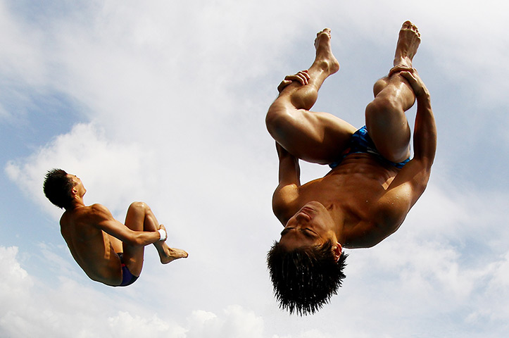 24 hours: Fort Lauderdale, Florida, US:  Aisen Chen and Huo Liang of China dive