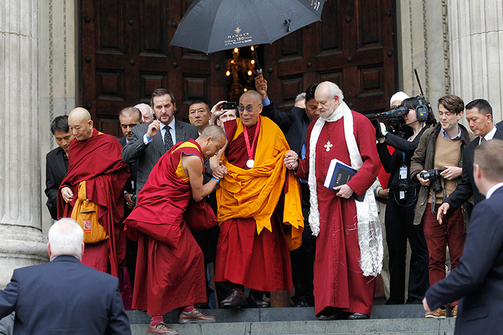 Dalai Lama visits UK: Dalai Lama leaves the ceremony at St Paul's Cathedral