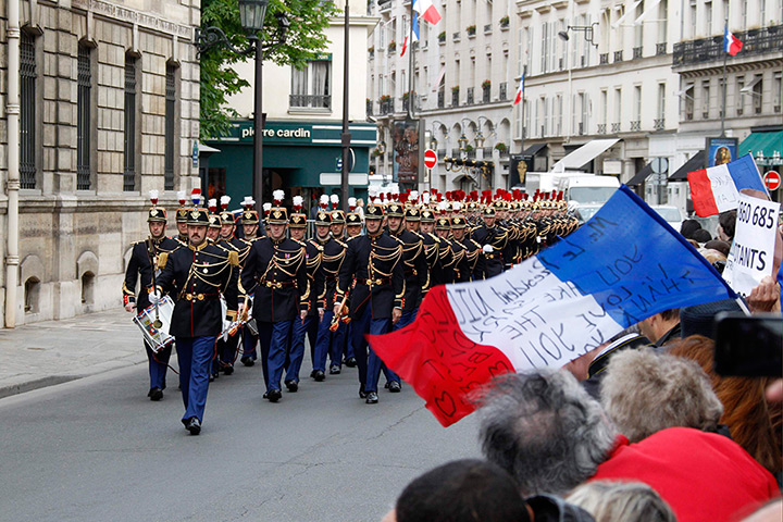 Hollande investiture : Republican Guard march outside the Elysee Palace 