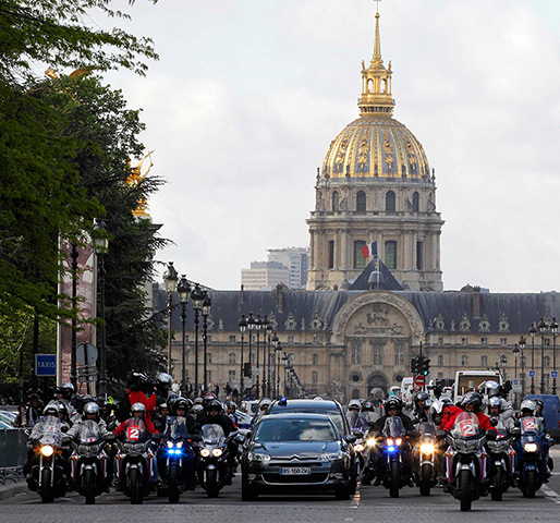 Hollande investiture : The car transporting newly-elected President Francois Hollande arrives