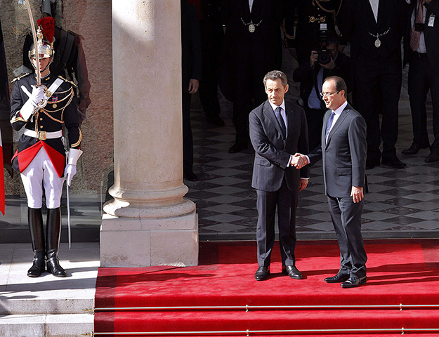 Hollande investiture : President Francois Hollande, right, shakes hands with Nicolas Sarkozy