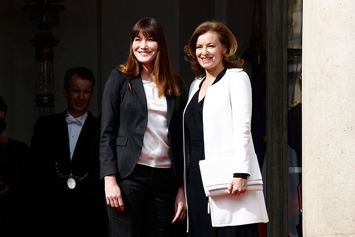 Hollande investiture : Carla Bruni-Sarkozy and Valerie Trierweiler pose at the Elysee Palace