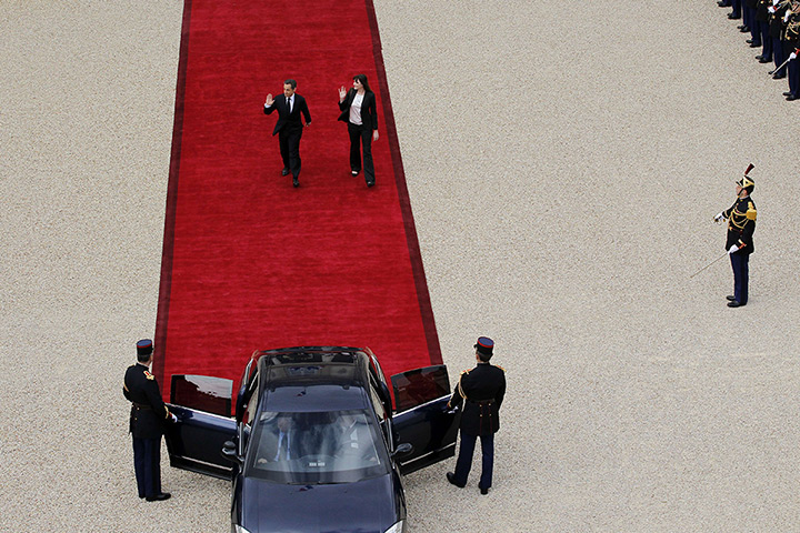 Hollande investiture : Nicolas Sarkozy, left, and his wife Carla Bruni-Sarkozy leave