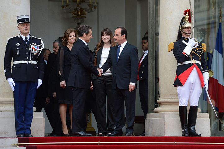 Hollande investiture : Former France's president Nicolas Sarkozy shakes hands with Hollande