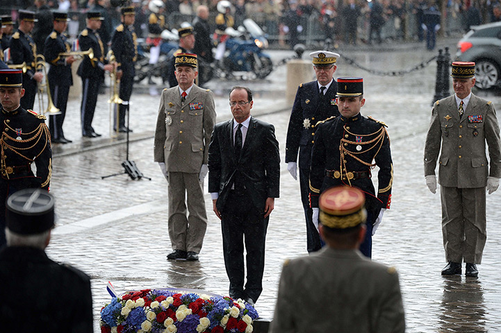 Hollande investiture : President Francois Hollande pays his respects after laying a wreath