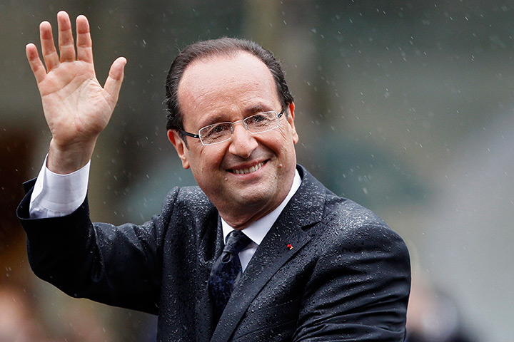 Hollande investiture : President-elect Francois Hollande waves from his car in the rain