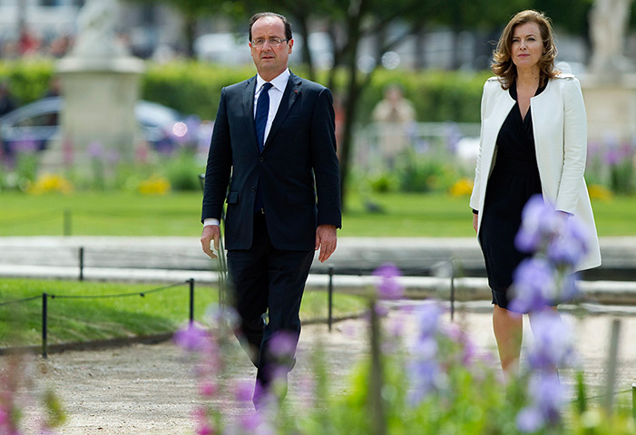Hollande inauguration: Hollande and his partner Valerie Trierweiler walk in the Tuileries gardens