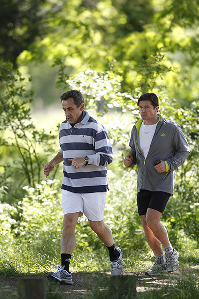Hollande inauguration: Nicolas Sarkozy jogs after the handover ceremony 