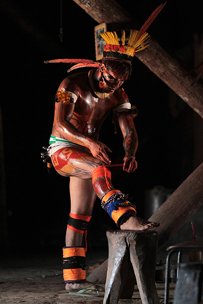 FTA: Ueslei Marcelino: A Yawalapiti man paints his body with a mix of annatto or achiote seeds 