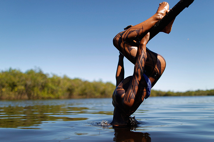 FTA: Ueslei Marcelino: A Yawalapiti boy dips his head into the Xingu River