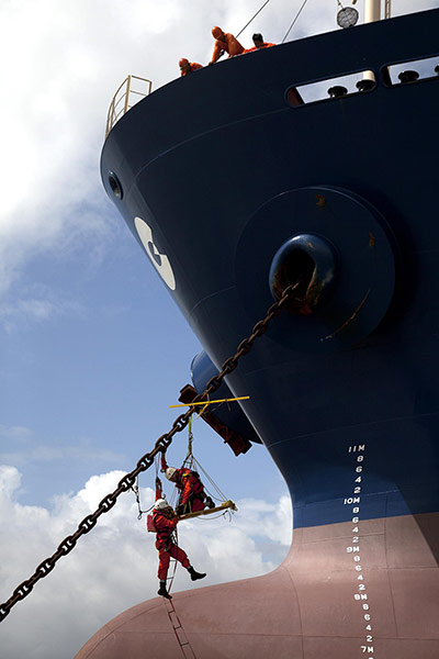 Pig iron in Brazil: Greenpeace activists occupy  the anchor chain of the ship Clipper Hope