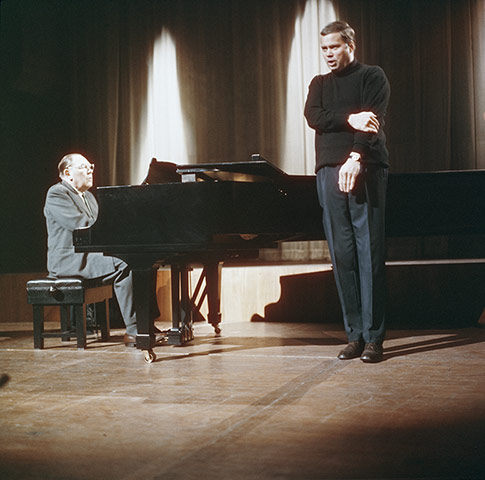 Dietrich Fischer-Dieskau: 1965: Dietrich Fischer-Dieskau accompanied by pianist Gerald Moore