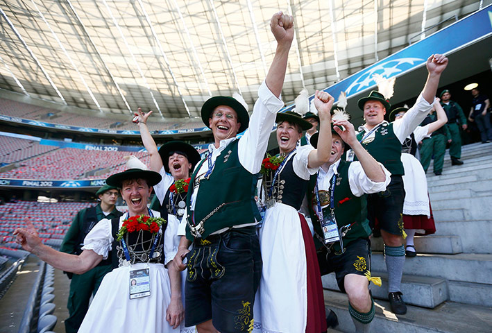 Before the CL final 2: People dressed in traditional Bavarian clothes 