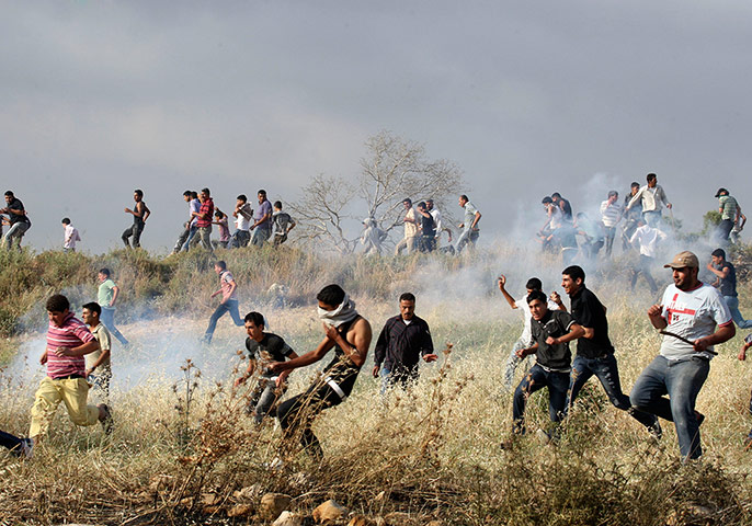 24 hours: Palestinians run away from tear gas fired by Israeli security forces
