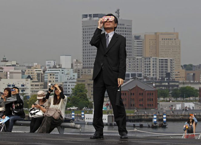 eclipse: Taking time out from business to watch the eclipse in Yokohama, Japan