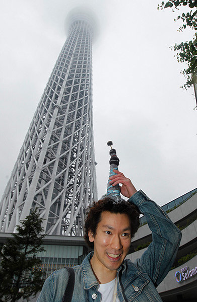 Tokyo Skytree tower opens: A man, with a hairstyle shaped like the Skytree waits to enter the tower