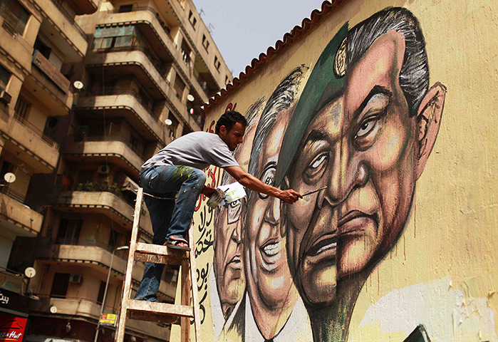 Egypt elections: An artist paints a mural depicting presidential candidates