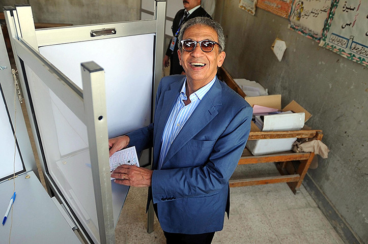Egypt election: Egyptian presidential candidate, Amr Moussa fills the ballot paper