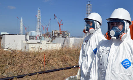 Робітники «Фукусіма Даїчі» біля атомної електростанції під час прес-туру в лютому 2012 року