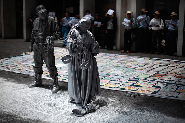 24 hours in pictures: Actors outside the Supreme Court of Justice in Guatemala City