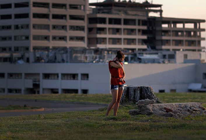 FTA: Joe Raedle: A woman cries next to what remains of her grandmother's home