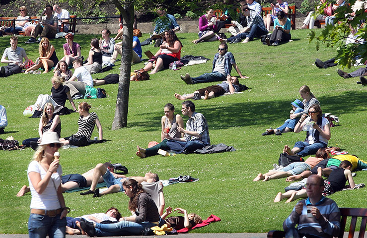 Picture Desk Live: Spring weather
