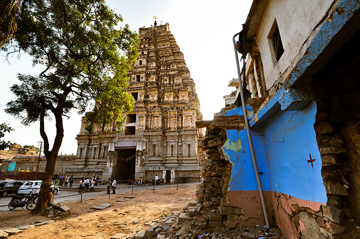Hampi: The Virupaksha temple at the end of the Hampi bazaar
