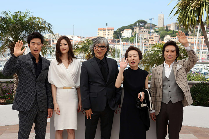 Cannes - Day 11: Cast and crew of Do-Nui Mat 