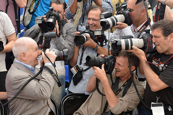 Cannes - Day 11: French actor Michel Bouquet takes pictures of photographers