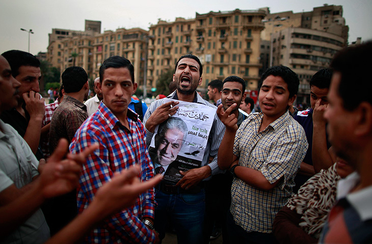 24 hours: Cairo, Egypt: Egyptians argue about the elections at Tahrir Square 