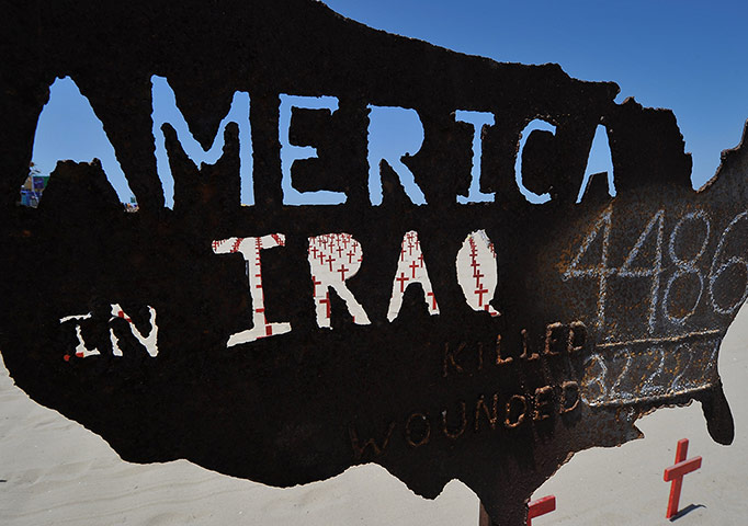 24 hours: California, US: Arlington West memorial on Santa Monica pier