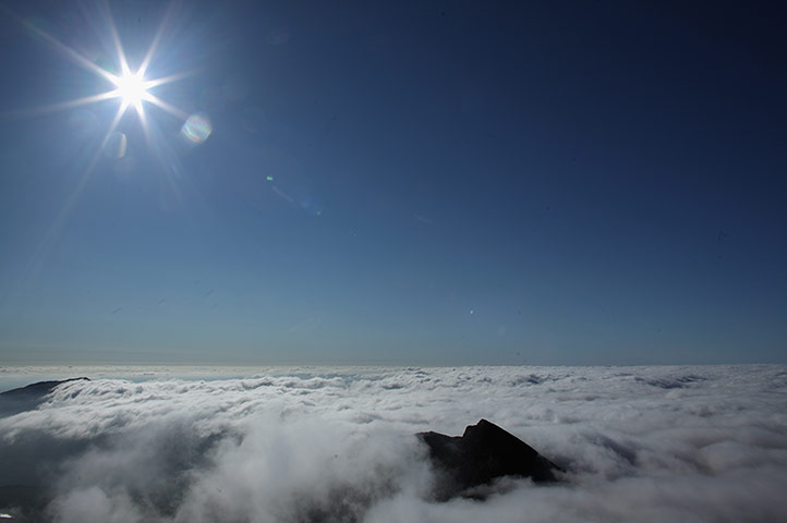 24 hours: Llanberis, UK: A view of Y Lliwedd Mountain from the summit of Snowdon