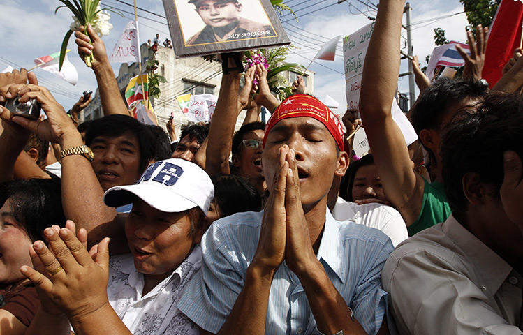 Suu Kyi visits Thailand: Burmese migrant workers gather outside a migrant centre 