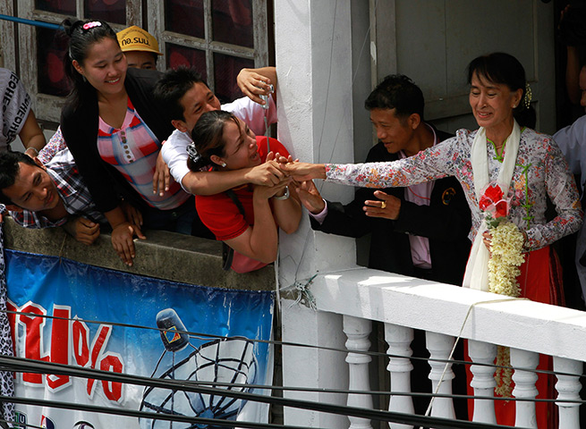 Suu Kyi visits Thailand: Aung San Suu Kyi is greeted by migrant worker compatriots