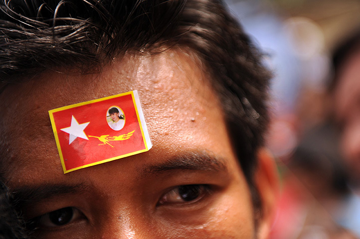 Suu Kyi visits Thailand: A supporter with a sticker on his forehead 