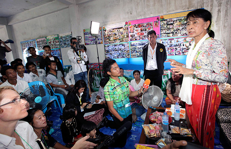Suu Kyi visits Thailand: Aung San Suu Kyi talks to her compatriot migrant workers