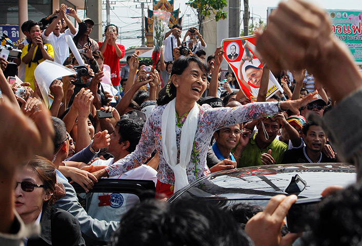 Suu Kyi visits Thailand: Aung San Suu Kyi greets migrant workers from Burma