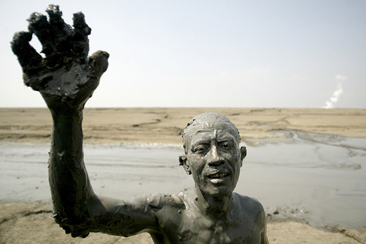 24 hours: Sidoarjo, East Java: A victim of the Lapindo mud volcano in performance