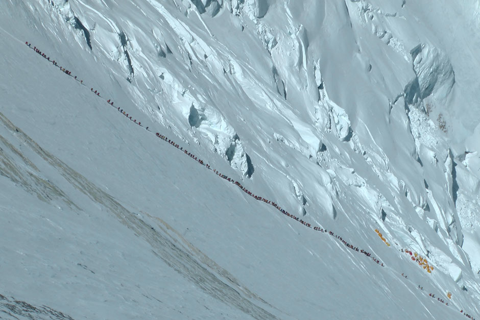 Everest-climbers-form-a-l-001.jpg