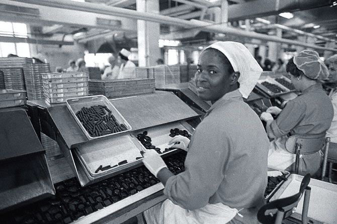 Elizabethans: Women packing Cadbury Chocolates
