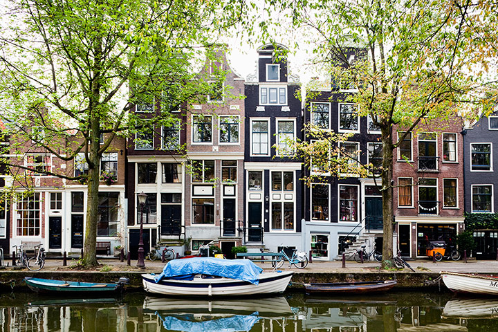 Eurostar - Amsterdam: Houses by canal in Jordaan district