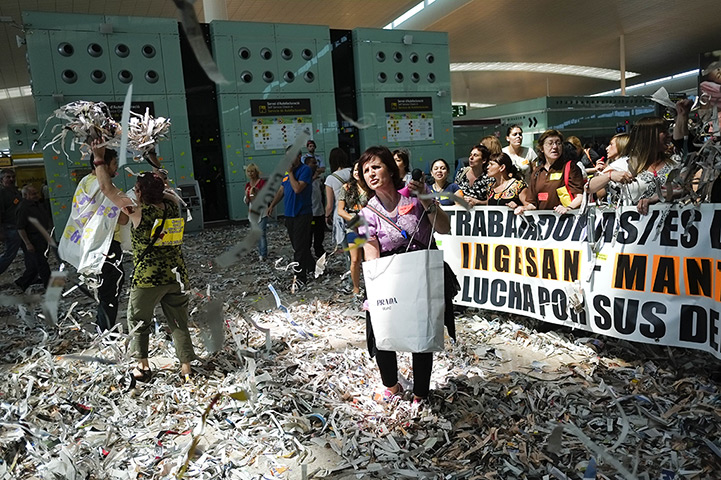 Week in business: Barcelona Airport cleaning staff protest against budget cuts