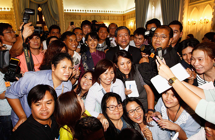 Picture desk live: Aung San Suu Kyi and Thai reporters pose for photographs in Bangkok