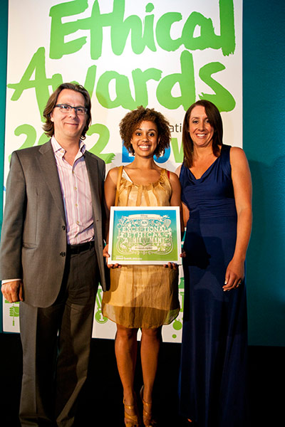 Observer Ethical awards: Hannah Ryder receives Blog award from Damian Carrington