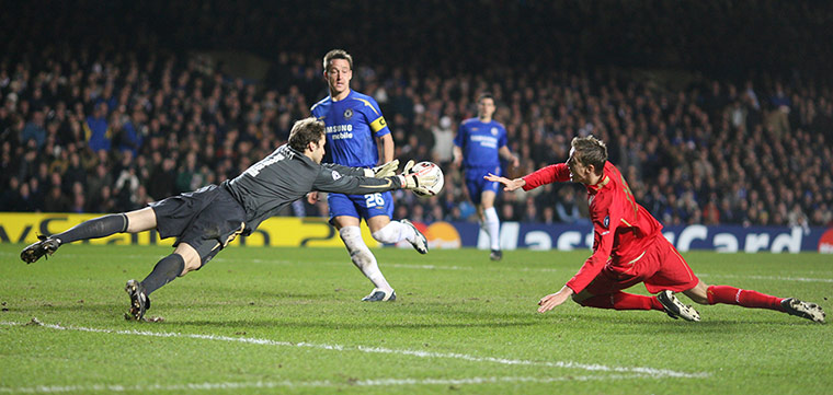 Chelsea v Liverpool: Chelsea's goalkeeper Petr Cech gets the ball from Liverpool's Peter Crouch