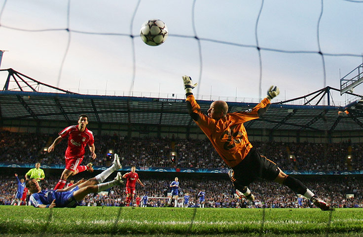 Chelsea v Liverpool: Joe Cole of Chelsea shoots past Jose Reina of Liverpool to score 